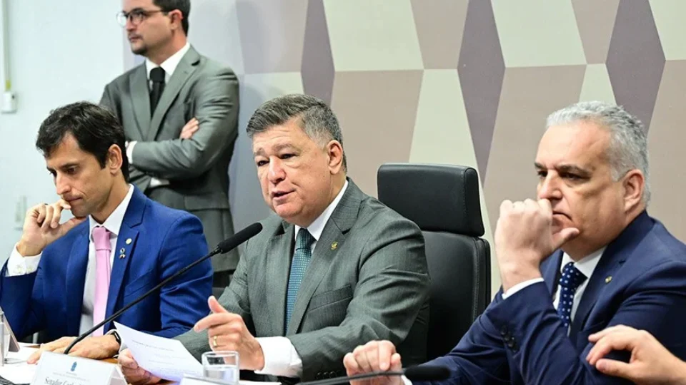 Presidente de CPI do INSS ameaça suspender acesso de jornalista que fotografar tela de celular