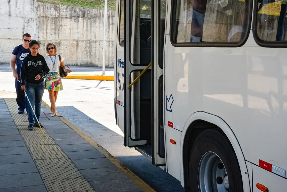 deficiencia visual acessibilidade Em 2023, estudantes da Universidade Federal de Goiás desenvolveram um sistema sonoro para auxiliar pessoas cegas a embarcar e se orientar no transporte público. Imagem: reprodução