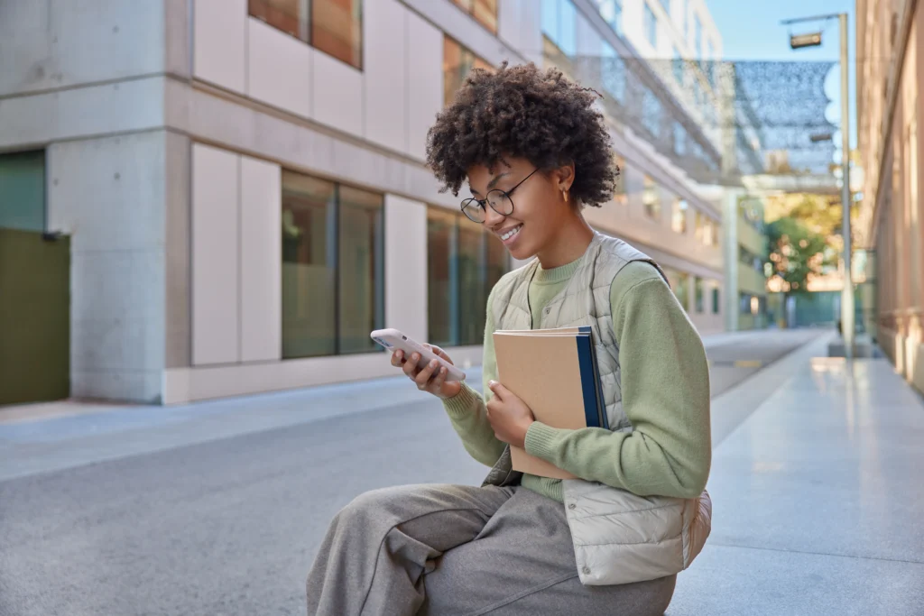 Microlearning é uma metodologia de ensino que organiza o conteúdo em módulos curtos, objetivos e acessíveis pelo celular, permitindo que você aprenda de forma rápida e contínua no seu próprio ritmo. Foto: Freepik
