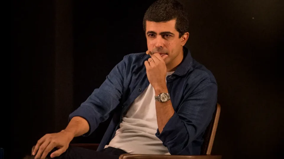 Processo contra Marcius Melhem por assédio sexual é suspenso na Justiça