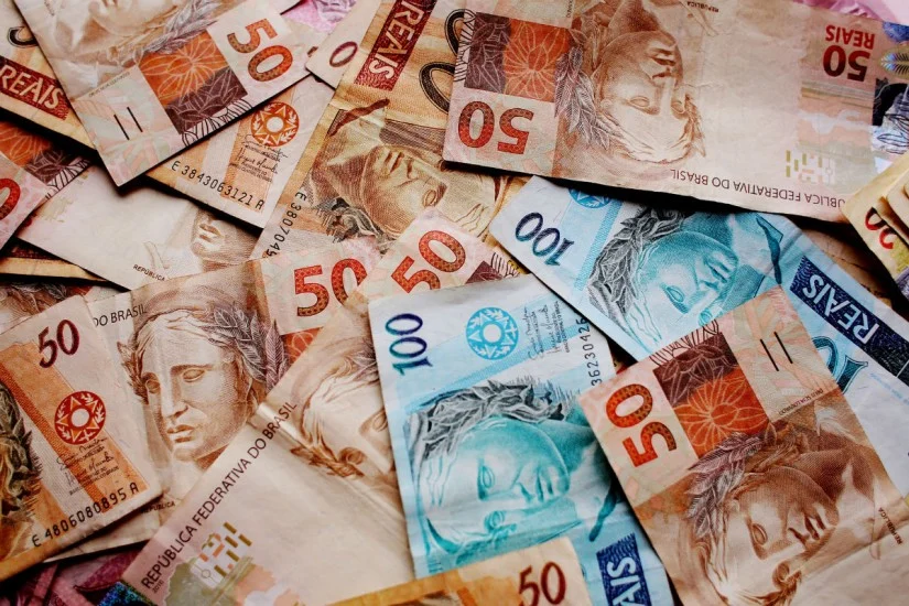 Segundo dados do Banco Mundial, em 2021, 83,56 % da população com 15 anos ou mais possuía conta em instituição financeira. Imagem: reprodução 