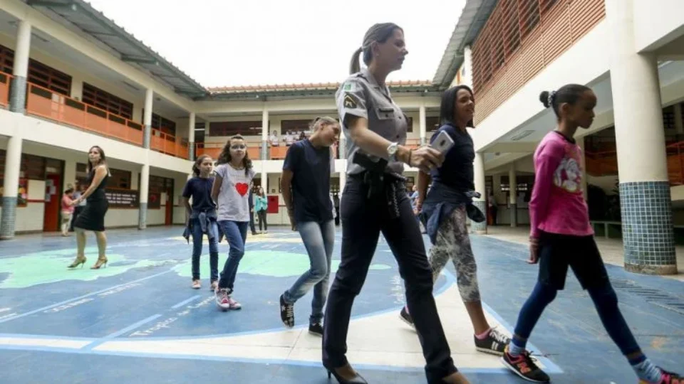 TCE suspende programa de Zema de expansão de escolas cívico-militares em MG