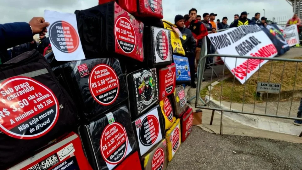 Entregadores denunciam ‘escravidão moderna’ em evento do iFood com ingressos a R$ 1 mil