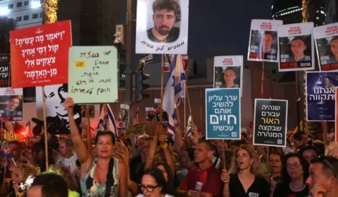 Em protesto gigante contra Netanyahu, familiares de reféns israelenses pedem cessar-fogo em Gaza