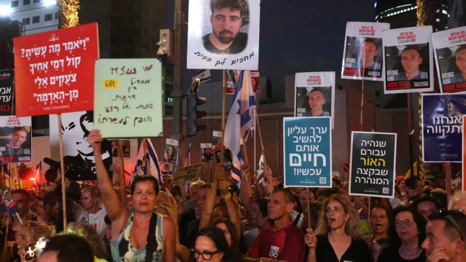 Em protesto gigante contra Netanyahu, familiares de reféns israelenses pedem cessar-fogo em Gaza