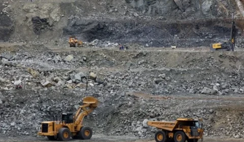 Mineração de terras raras em MG ameaça meio ambiente para servir indústria armamentista