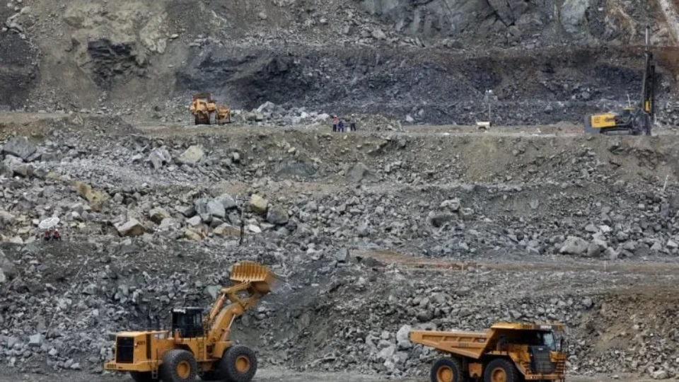 Mineração de terras raras em MG ameaça meio ambiente para servir indústria armamentista