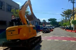 Governo Tarcísio tenta demolir casas na Favela do Moinho com retroescavadeira