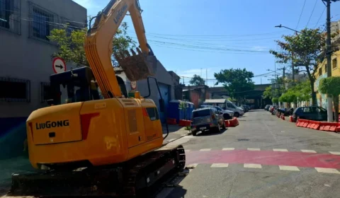 Governo Tarcísio tenta demolir casas na Favela do Moinho com retroescavadeira
