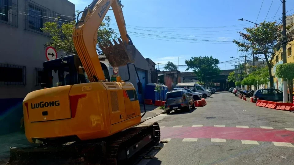 Governo Tarcísio tenta demolir casas na Favela do Moinho com retroescavadeira