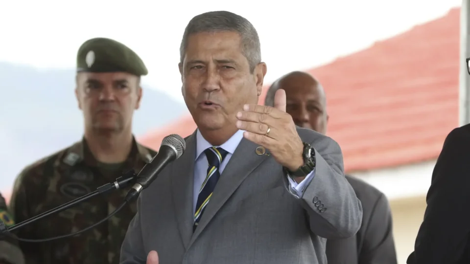 Defesa de Braga Netto expõe conexões que complicam Jair Bolsonaro