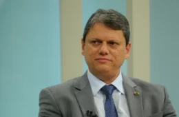 Gestão Tarcísio restringe atribuição de aulas a professores que usaram licença