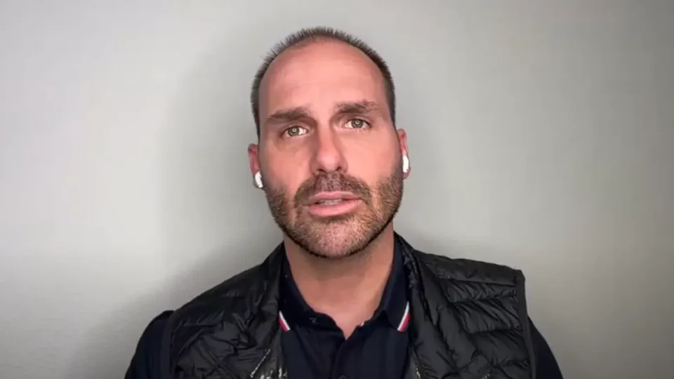 Eduardo Bolsonaro pede ‘pausa’ em sanções aos EUA após prisão de Bolsonaro, diz CNN