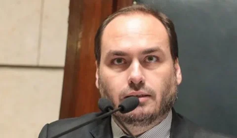‘Carlos entrou, Carol foi afetada’: direita segue rachada contra Carlos Bolsonaro em SC
