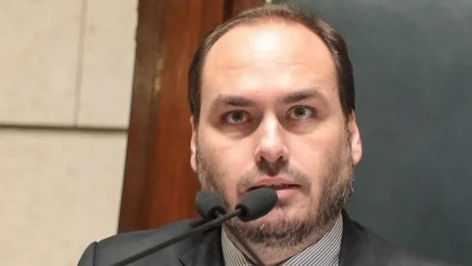 ‘Carlos entrou, Carol foi afetada’: direita segue rachada contra Carlos Bolsonaro em SC