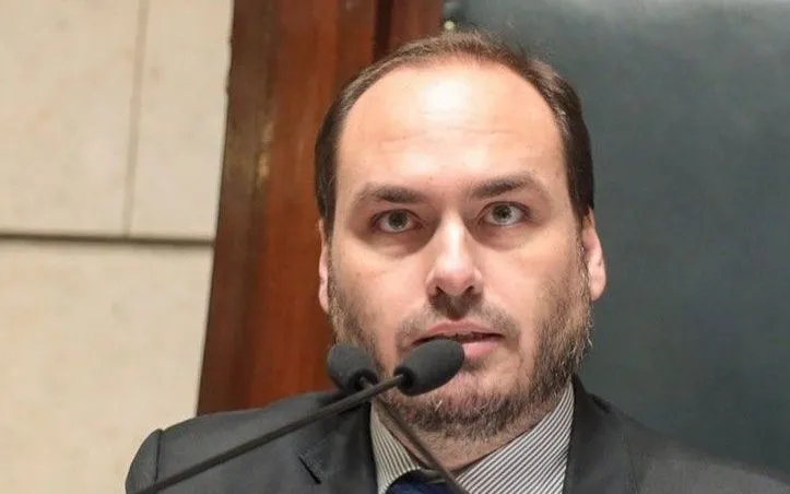 'Carlos entrou, Carol foi afetada': direita segue rachada contra Carlos Bolsonaro em SC