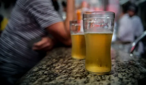 Redução de 20% no consumo de álcool pode evitar uma morte por hora no Brasil, diz estudo