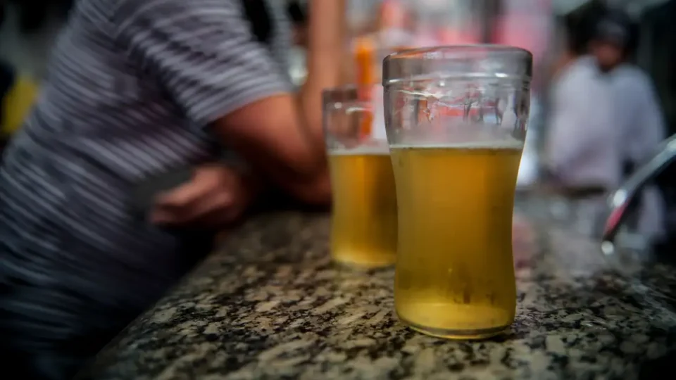 Redução de 20% no consumo de álcool pode evitar uma morte por hora no Brasil, diz estudo