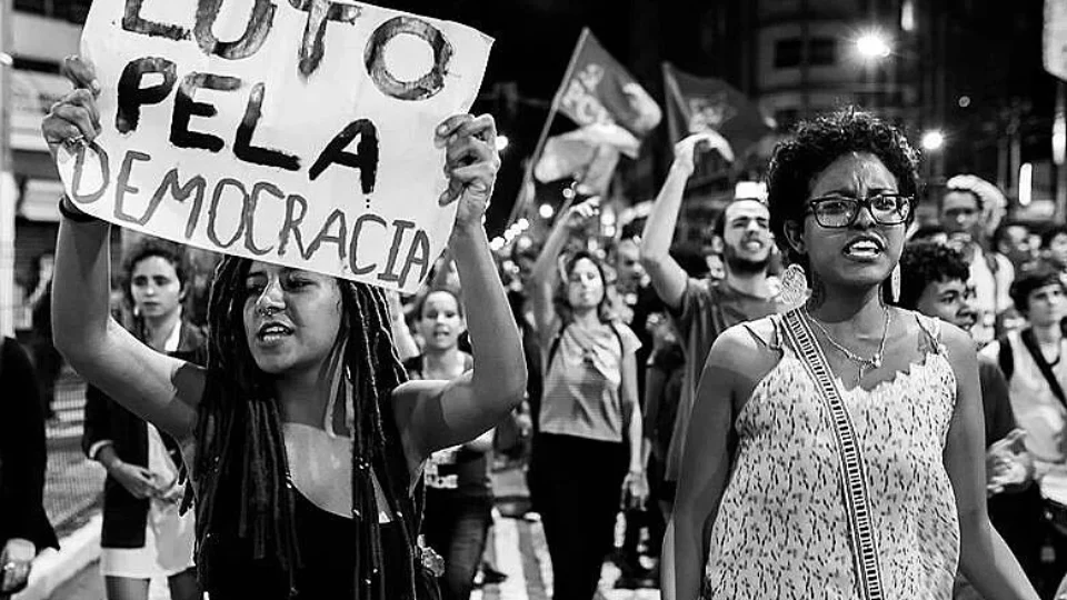 Como as democracias morrem: o jogo de poder por trás da vontade popular