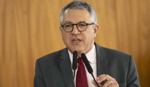 Ministro faz piada com tornozeleira eletrônica de Bolsonaro e meia nova de Lula