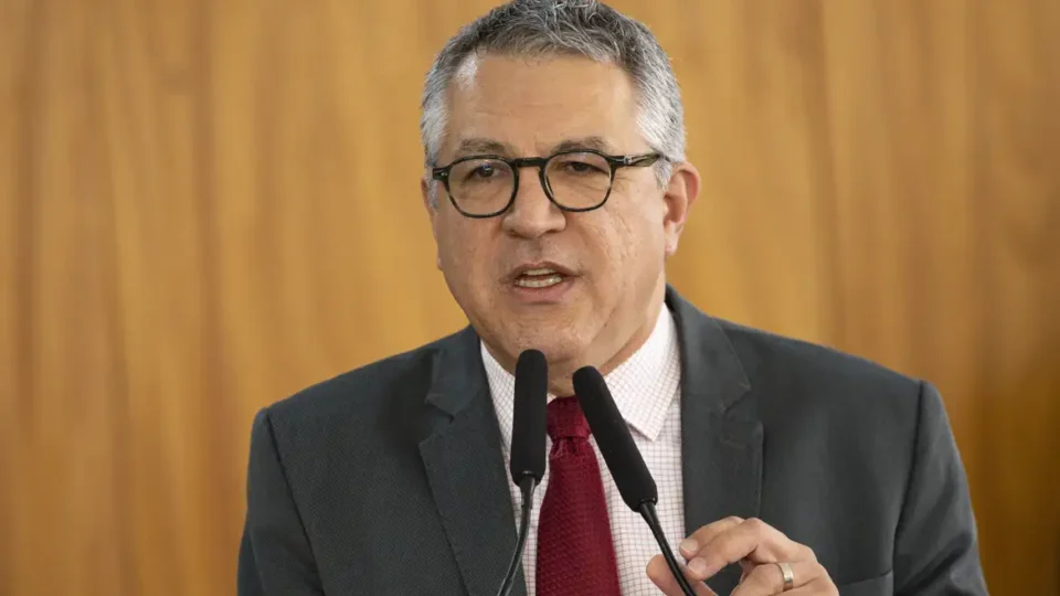 Ministro faz piada com tornozeleira eletrônica de Bolsonaro e meia nova de Lula