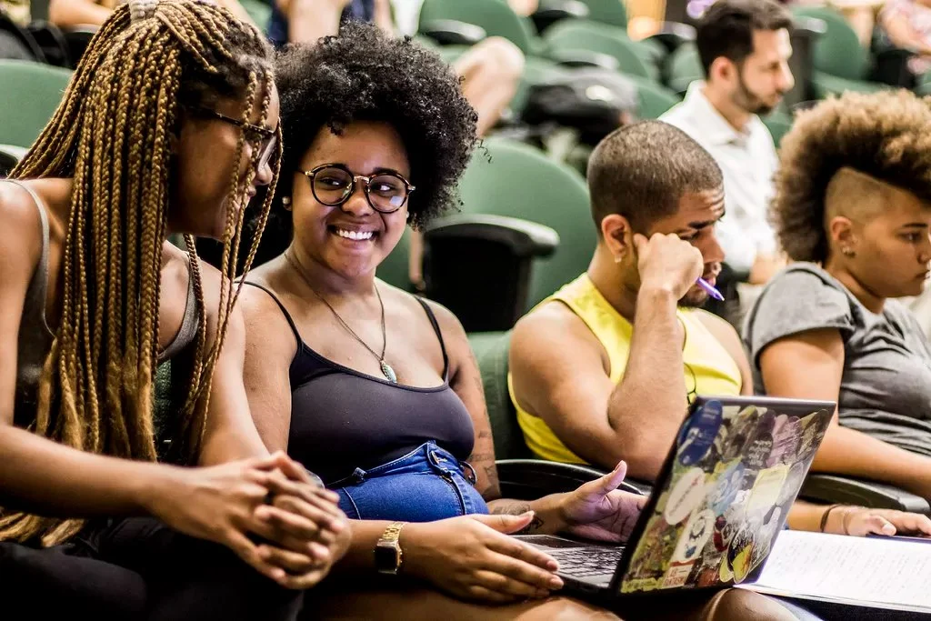 O aumento reflete o impacto da Lei de Cotas, que ampliou o acesso de grupos historicamente excluídos e foi atualizada para incluir indígenas, quilombolas, PcDs e estudantes de escolas públicas. Imagem: divulgação
