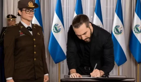 Bukele impõe ‘corte de cabelo aceitável’ e disciplina militar nas escolas