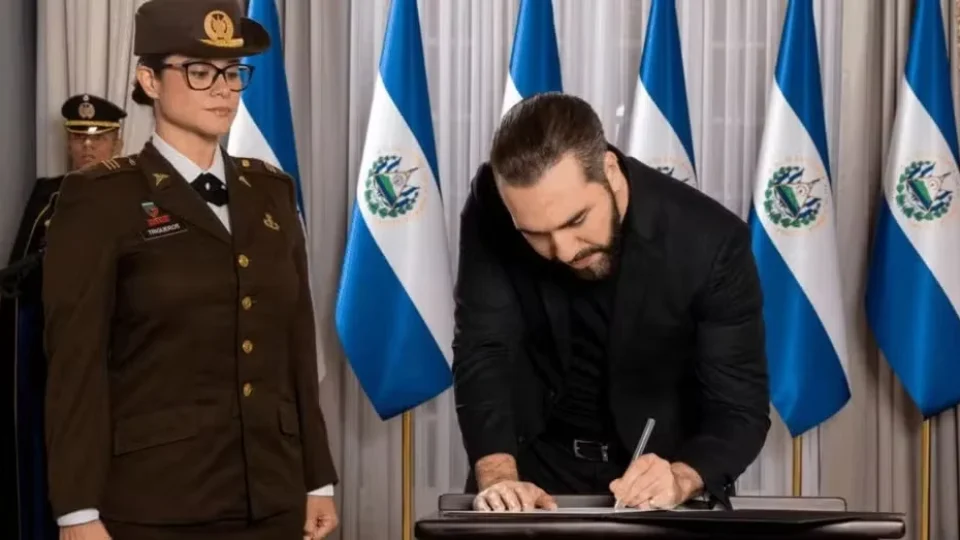 Bukele impõe ‘corte de cabelo aceitável’ e disciplina militar nas escolas