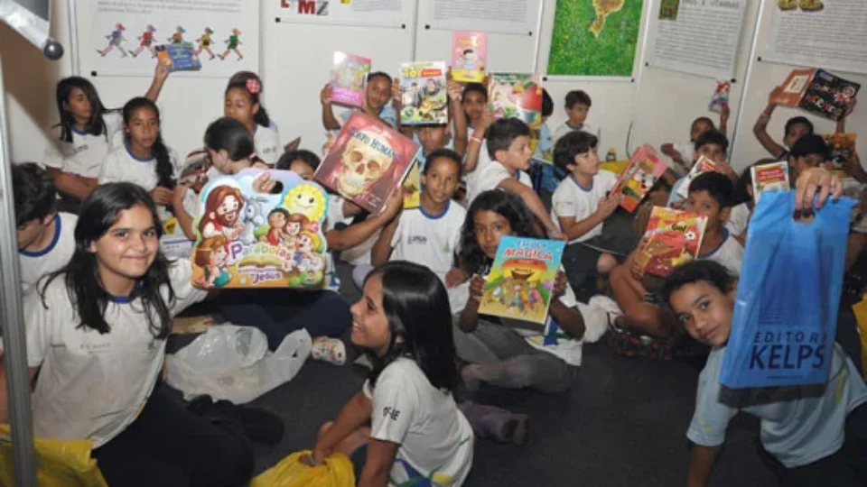 TCU investiga Educação pela compra insuficiente de livros didáticos para 2026