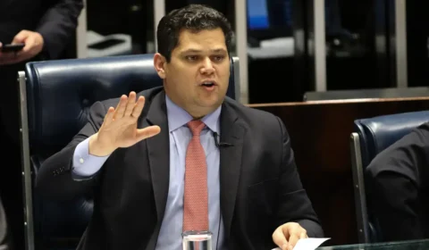 Alcolumbre desafia o governo e leva aposentadoria especial de R$ 40 bi à pauta