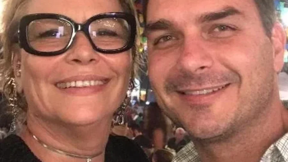 Flávio Bolsonaro relata que avós e mãe foram vítimas de assalto em casa no RJ