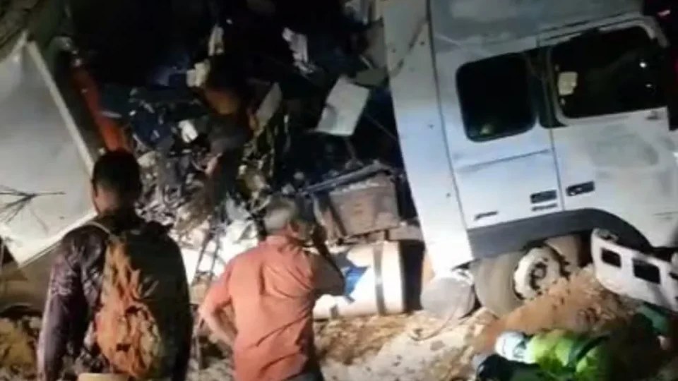 Batida entre ônibus e carreta deixa 11 mortos e mais de 40 feridos em Mato Grosso