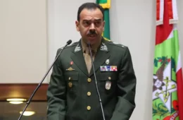 Cerimônia de generais vira ato de lobby por captura do orçamento, com viés político