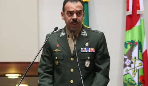 Cerimônia de generais vira ato de lobby por captura do orçamento, com viés político