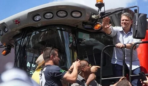 Tarcísio tenta aprovar PL que entrega terras públicas a latifundiários com desconto