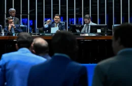 Senado aprova projeto para proteger crianças na internet; texto vai a sanção de Lula