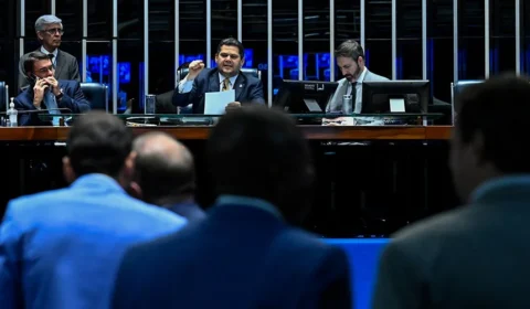 Senado aprova projeto para proteger crianças na internet; texto vai a sanção de Lula