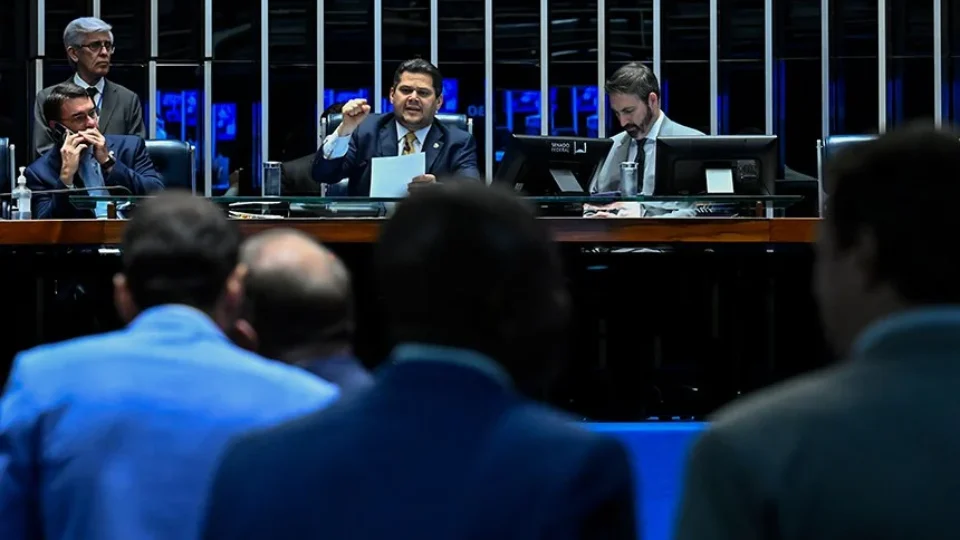 Senado aprova projeto para proteger crianças na internet; texto vai a sanção de Lula