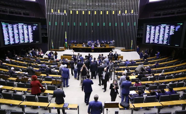 Oposição admite travar pautas de interesse nacional para impor anistia a golpistas