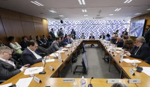 Líderes da Câmara deixam foro e anistia fora da pauta e priorizam projeto sobre proteção de crianças na internet