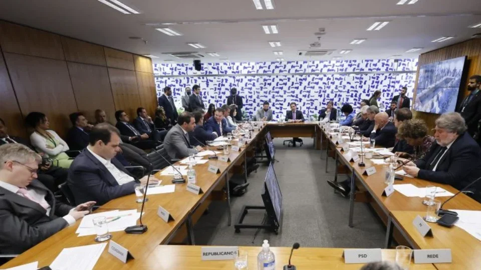 Líderes da Câmara deixam foro e anistia fora da pauta e priorizam projeto sobre proteção de crianças na internet
