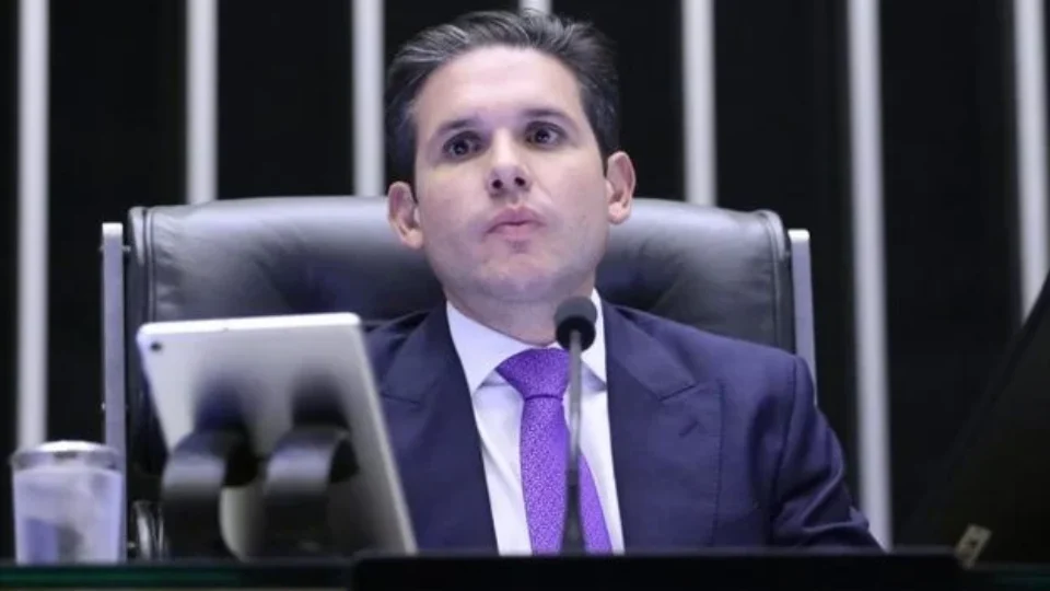 Motta faz ofensiva após motim e determina que comissões votem distribuição de emendas