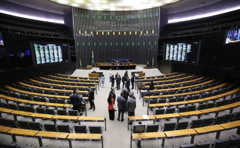 Desgaste com eleitor fez Câmara desistir da PEC da blindagem
