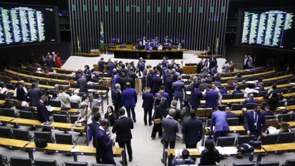 Centrão tenta votar PEC da Impunidade no escuro e expõe blindagem escandalosa