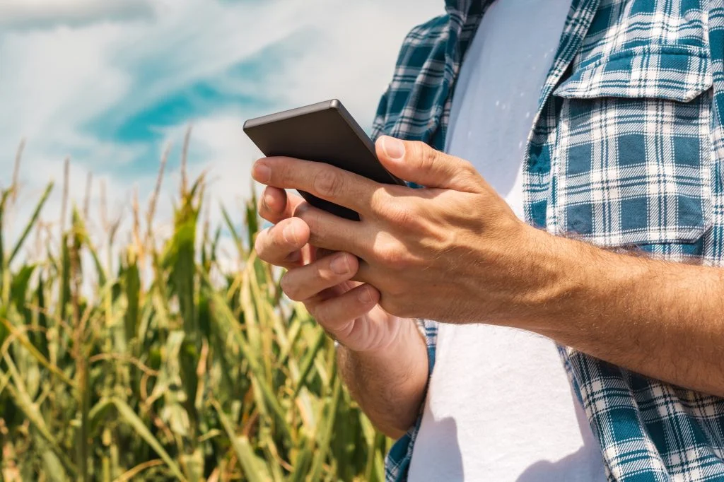 Segundo a pesquisa TIC Domicílios 2024, 85% dos domicílios rurais no Brasil têm acesso à internet, mas apenas 28% contam com conexão via fibra óptica. Imagem: reprodução 