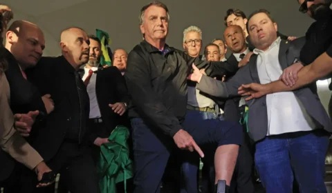 Maioria aprova tornozeleira em Bolsonaro e acha que ele pretendia sair do Brasil, diz pesquisa