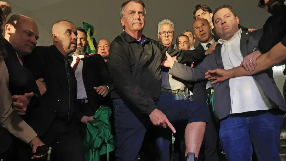 Maioria aprova tornozeleira em Bolsonaro e acha que ele pretendia sair do Brasil, diz pesquisa