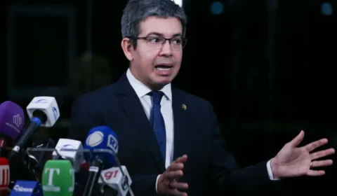 Randolfe diz que plenário do Senado será desocupado até segunda-feira (11)