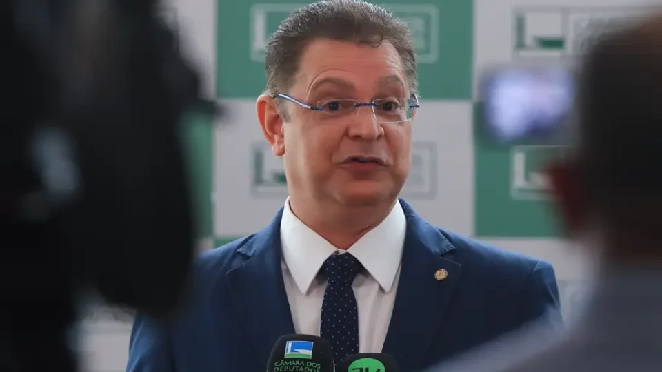 Líder do PL pede perdão a presidente da Câmara um dia após motim bolsonarista