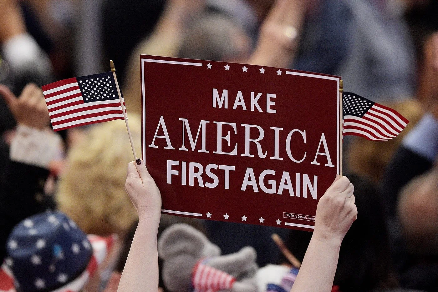 Sob o lema "America First", Trump impôs tarifas até mesmo a aliados, usando o comércio como arma de pressão política. Imagem: reprodução